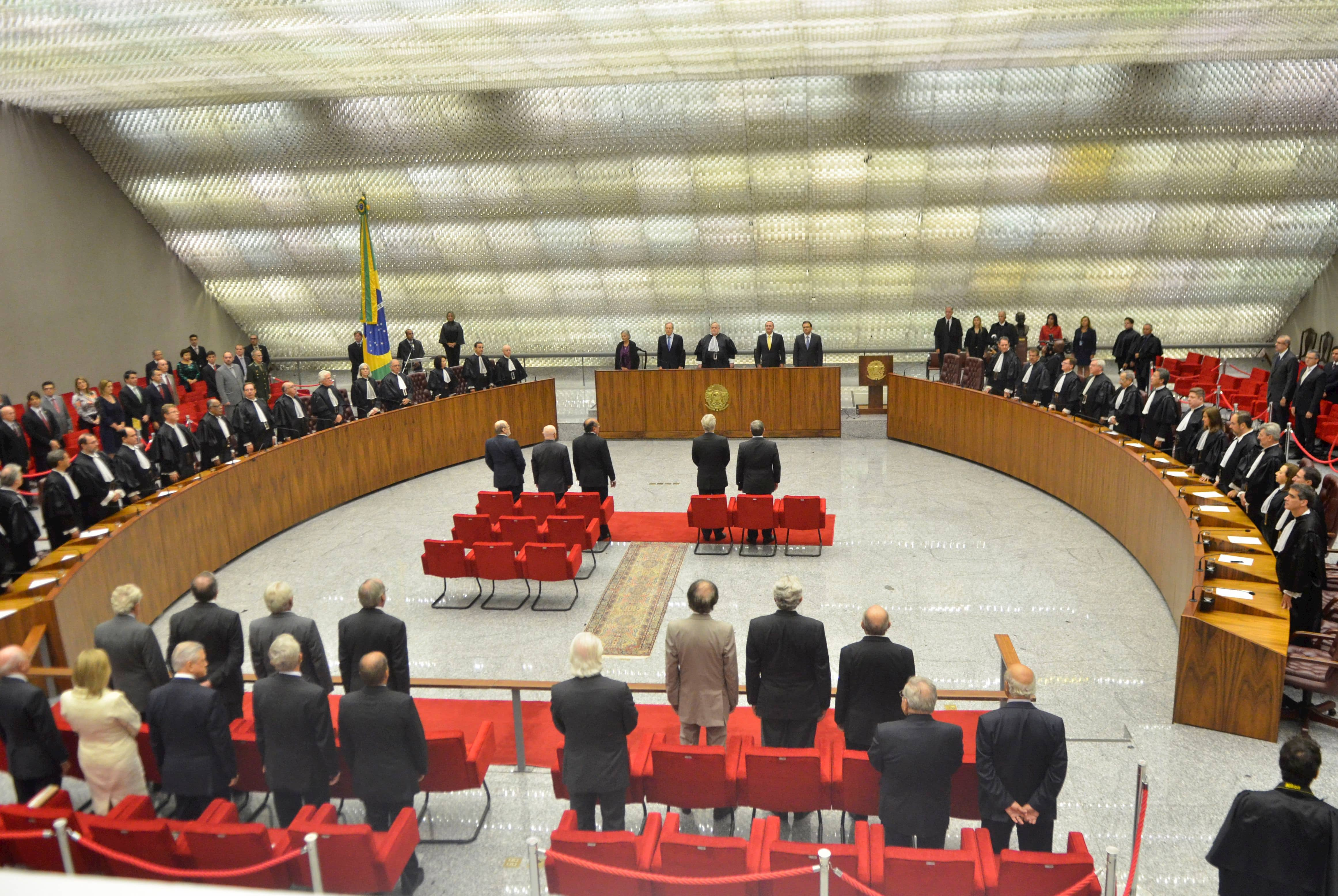 Para Terceira Turma, é possível incluir sobrenome de padrinho para formar prenome composto